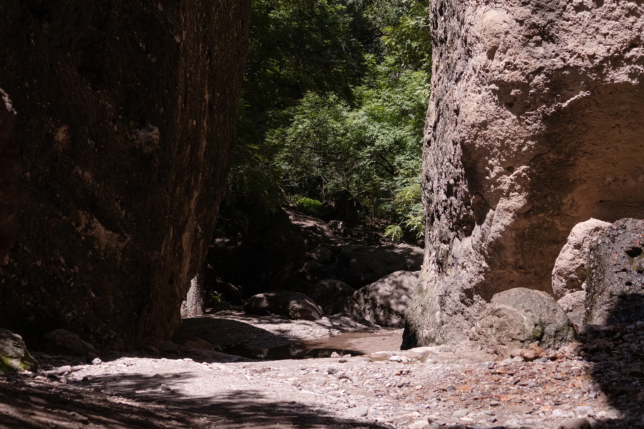 Pequeño riachuelo en el cañon de namuracio.